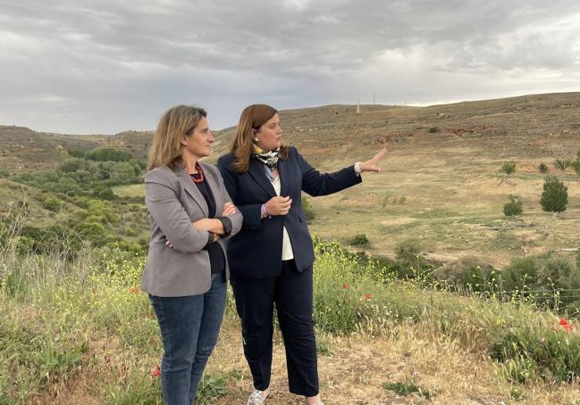 Clara Martín muestra a Teresa Rivera el Valle de Tejadilla.