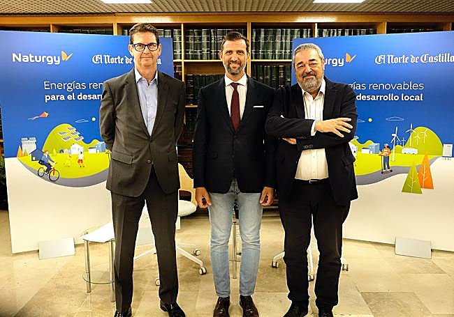 El director general de El Norte, Goyo Ezama; el delegado de Desarrollo de Proyectos Renovables de Naturgy en Castilla y León, David Muñoz, y el director de Relaciones Institucionales de El Norte, Carlos Aganzo..
