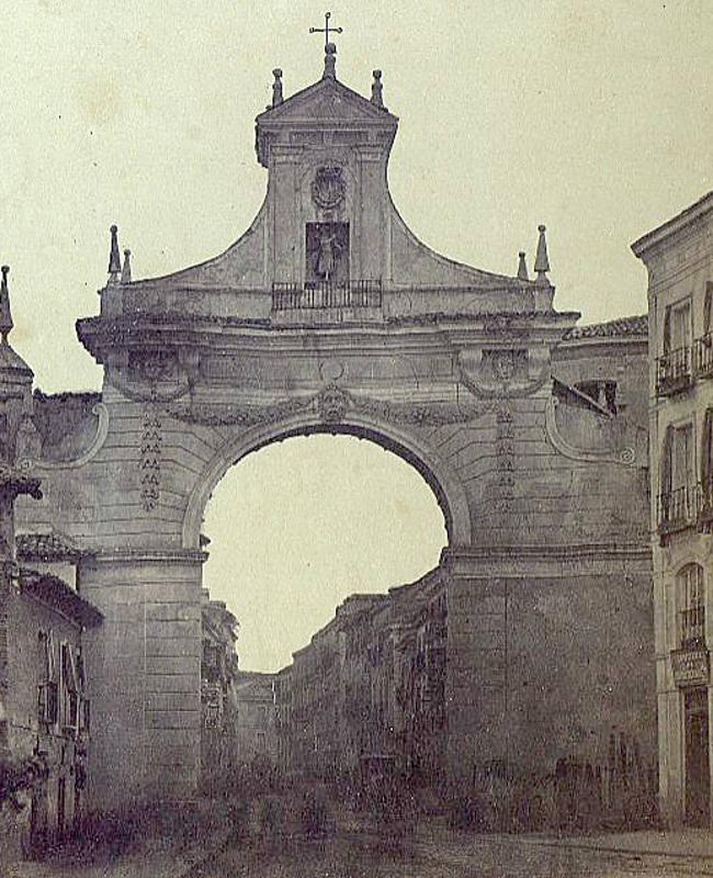 La Puerta del Campo, al inicio de la calle Santiago, en 1864.