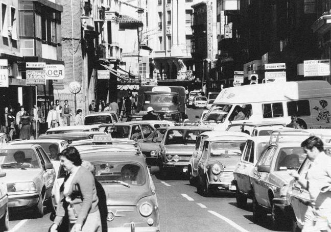 Los coches aún transitaban por la calle Santiago en 1982, cuando comenzó su peatonalización.