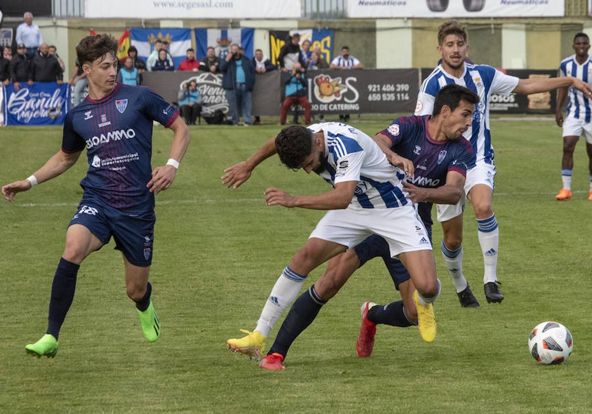 Diego Gómez intenta marcharse de un rival durante la ida ante el Recreativo de Huelva.