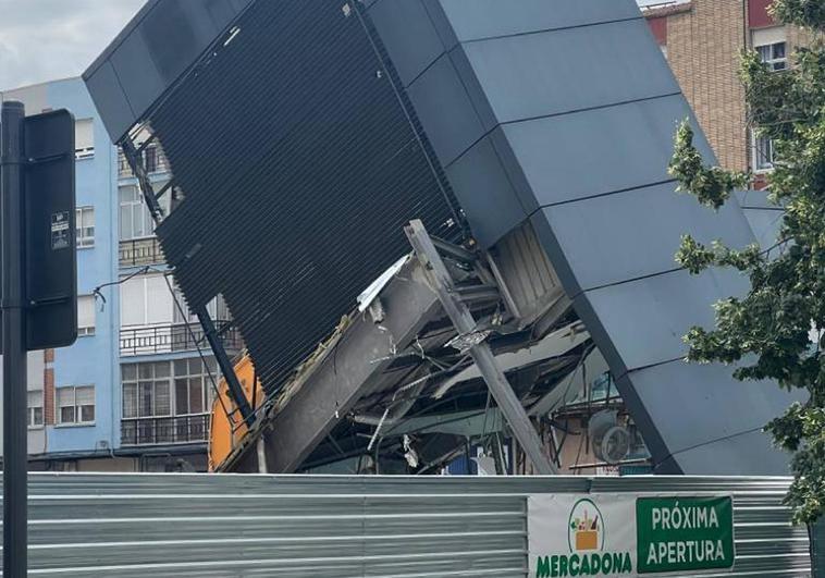 Obras para tirar la torre del antiguo edificio de Seat, este martes por la mañana.