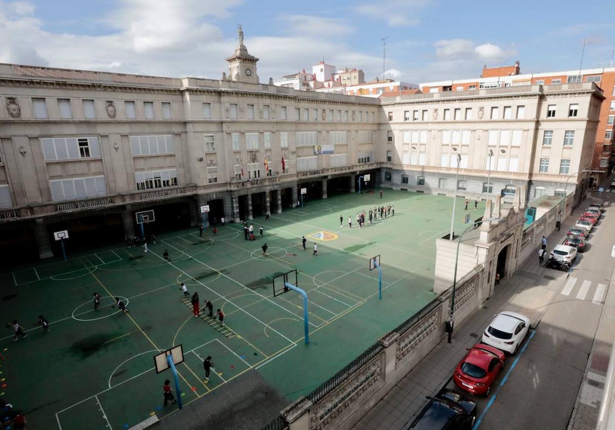 Patio del Colegio Lourdes.