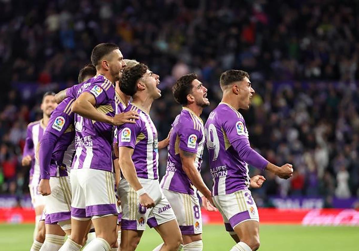 Los jugadores del Real Valladolid celebran el triunfo ante el FCBarcelona al término del partido