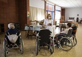 Una trabajadora de la Residencia Doctor Villacián de Valladolid.