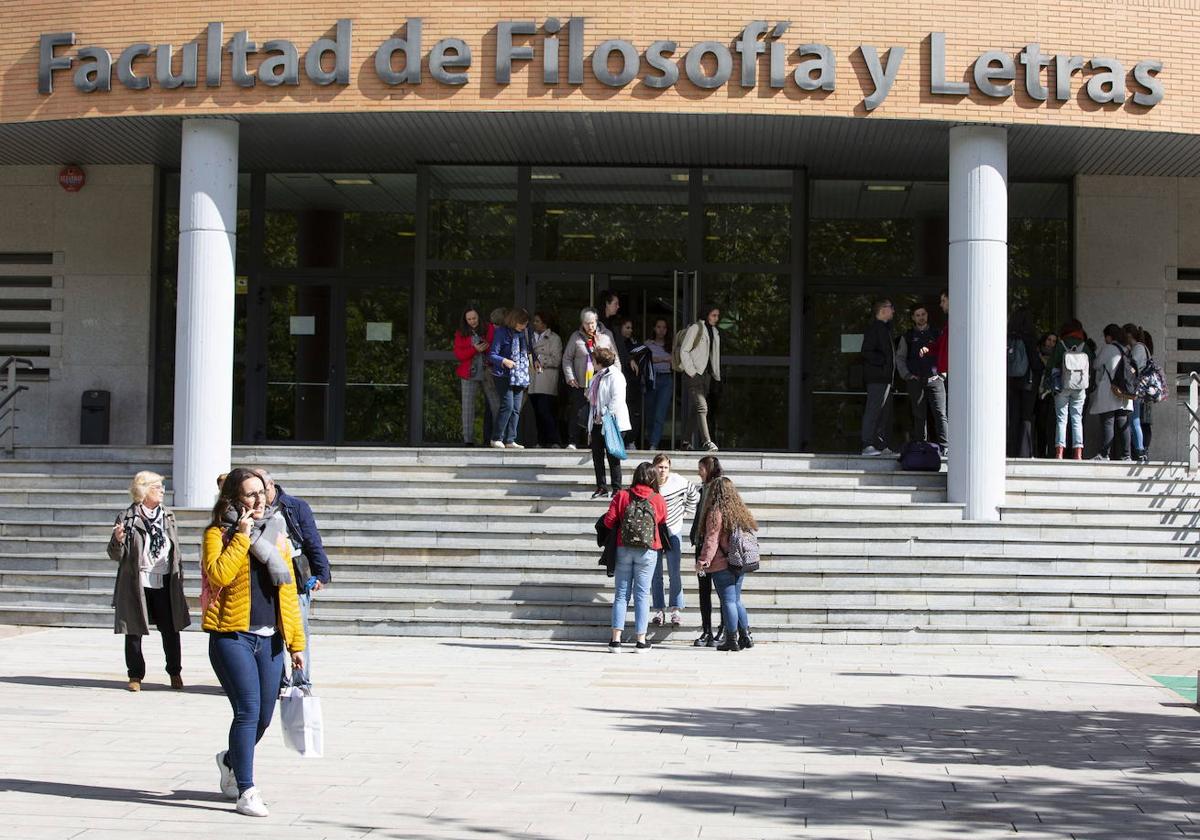 Fachada de la Facultad de Filosofía y Letras de la UVA.