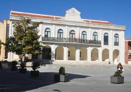 Fachada del Ayuntamiento de Íscar en una imagen de archivo.