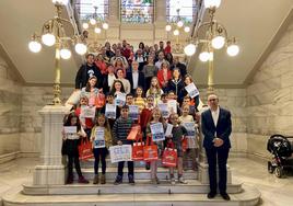 Los ganadores de los premios posan con los organizadores.