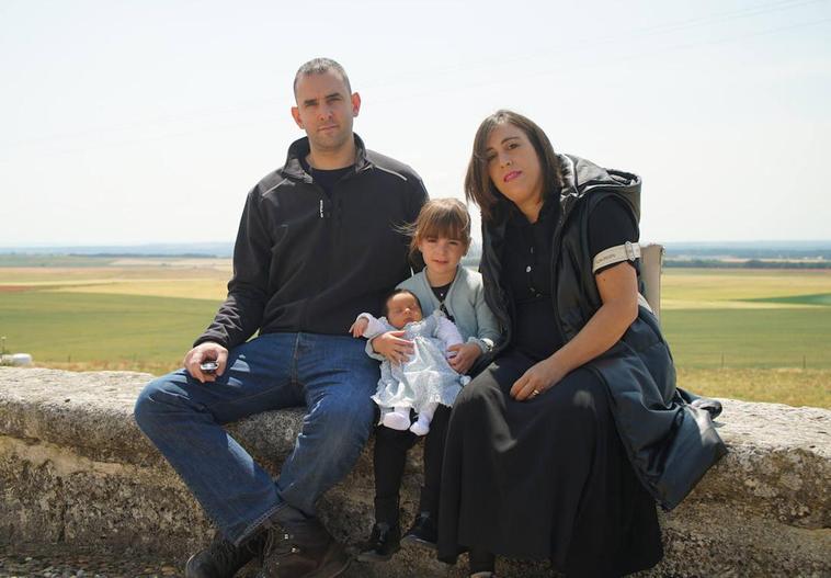 José María e Irene con sus hijas Noa y la pequeña Laia