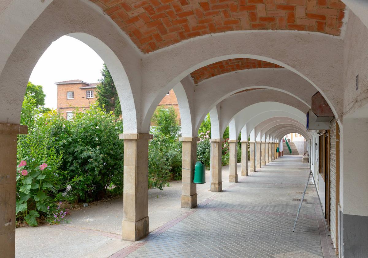 Plaza porticada, en el barrio de Girón.