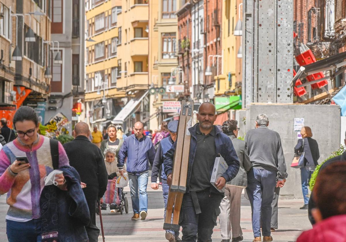 Un grupo de personas camina por la calle Mantería de Valladolid.