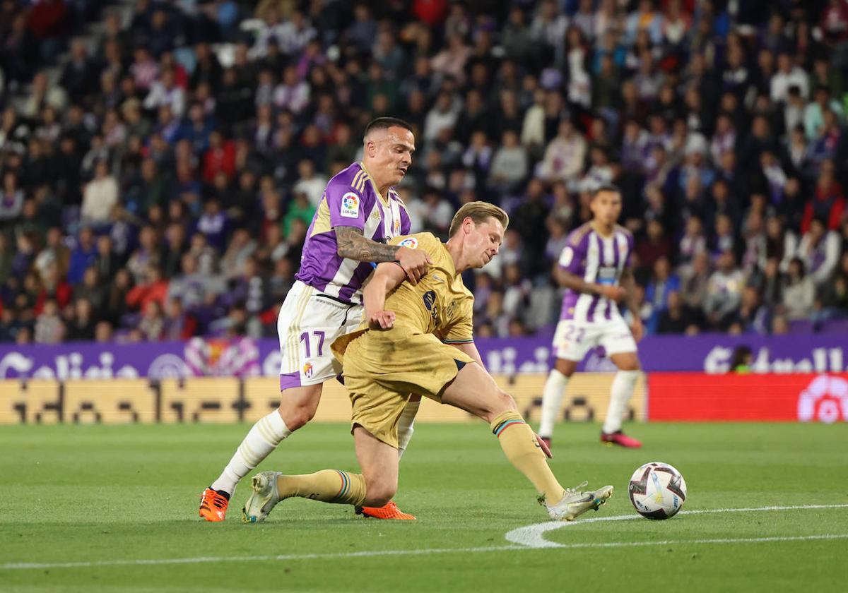 Roque Mesa presiona a Frenkie De Jong.