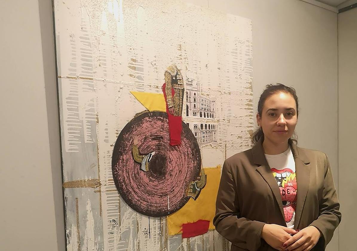 Raquel de la Iglesia, junto a la obra que ilustra el cartel de la exposición.