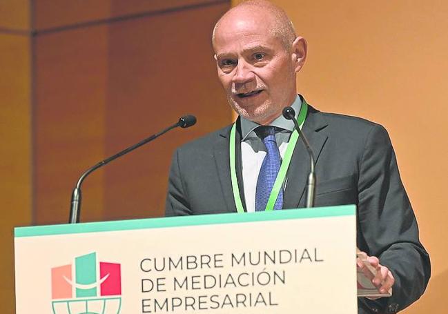 El presidente de la Cámara de Comercio de Valladolid, Víctor Caramanzana, durante su intervención inaugural de la Cumbre.