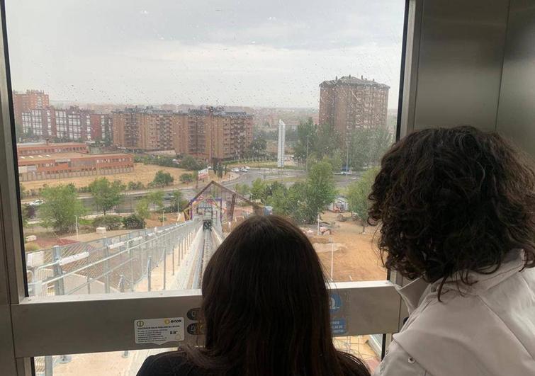 Personas encerradas en el ascensor a la espera del rescate.