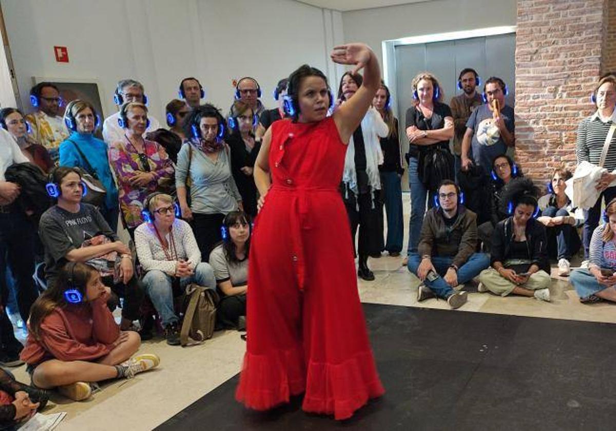 María Moreno, en una de las paradas de su flamenco itinerante por el Patio Herreriano.