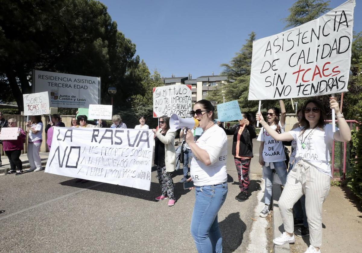 Protesta de técnicos auxiilares de enfermería, ayer en la residencia de Rueda en Valladolid.