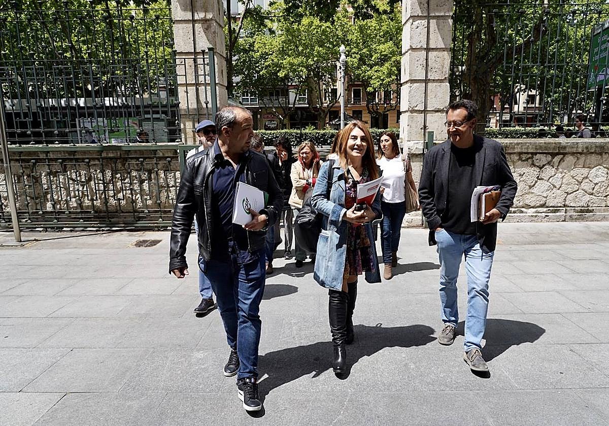 Representantes sindicales acudenm a la Consejería el pasado 17 de mayo.