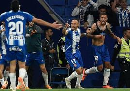 Vinícius Souza, a la derecha, celebra el tanto del empate a 3 ante el Atleti.