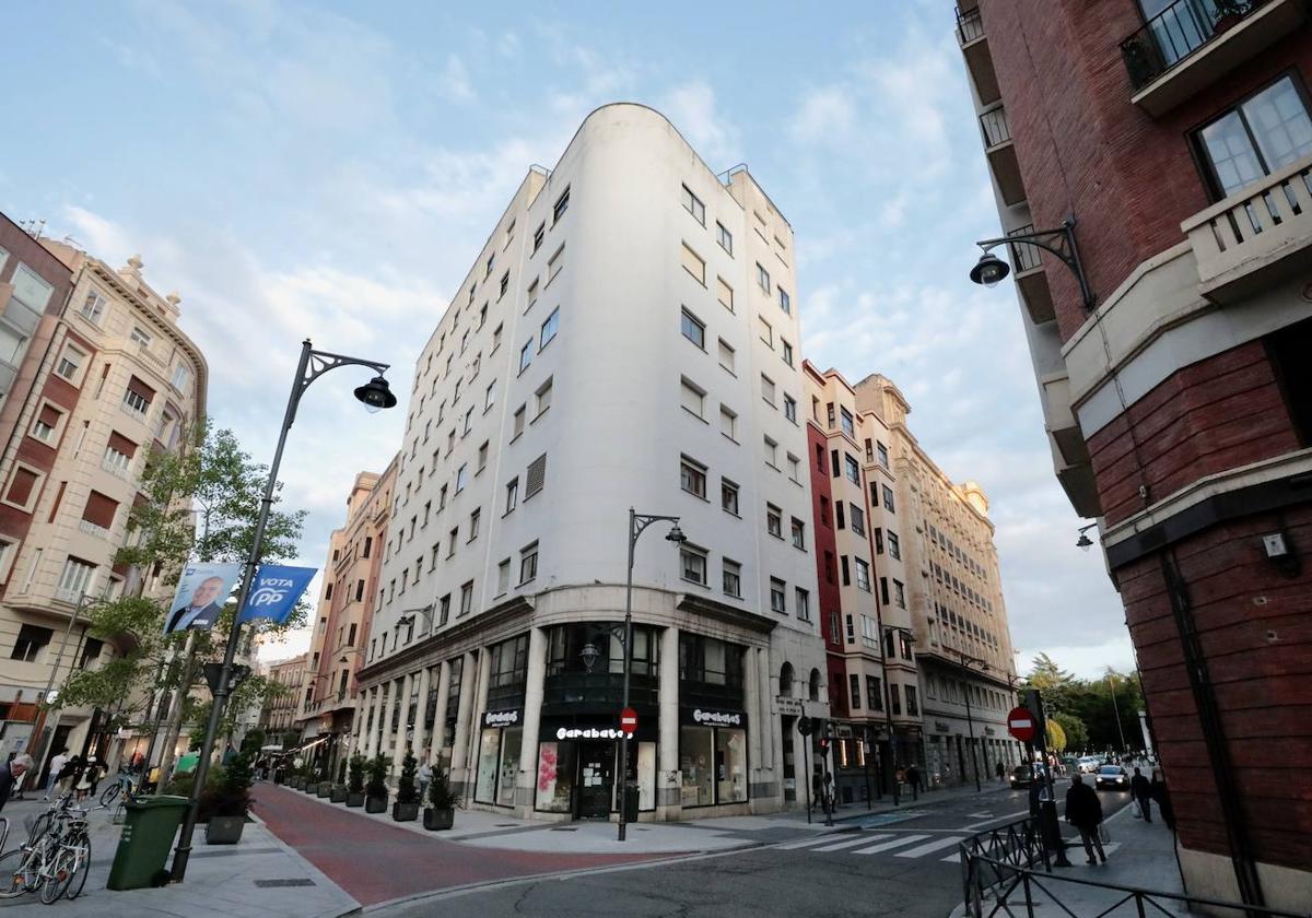 El Edificio Conde Ansúrez, en la esquina de Doctrinos con San Ildefonso.