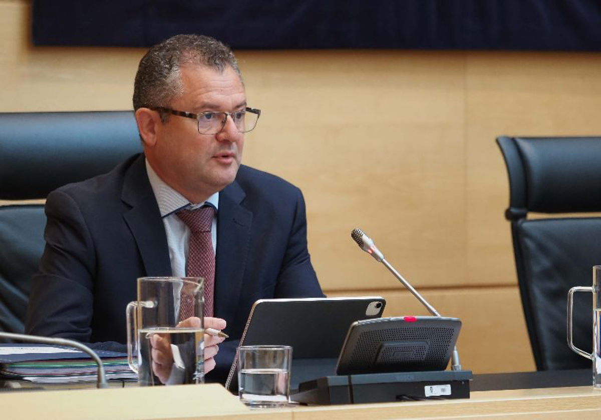 El consejero de Agricultura, Ganadería y Desarrollo Rural, Gerardo Dueñas, durante una comparecencia.