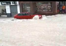 El BMW rojo arrastrado por la corriente en Molina de Segura.