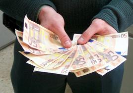 Multado por 'colocar' en Palencia billetes falsos que compró en Internet