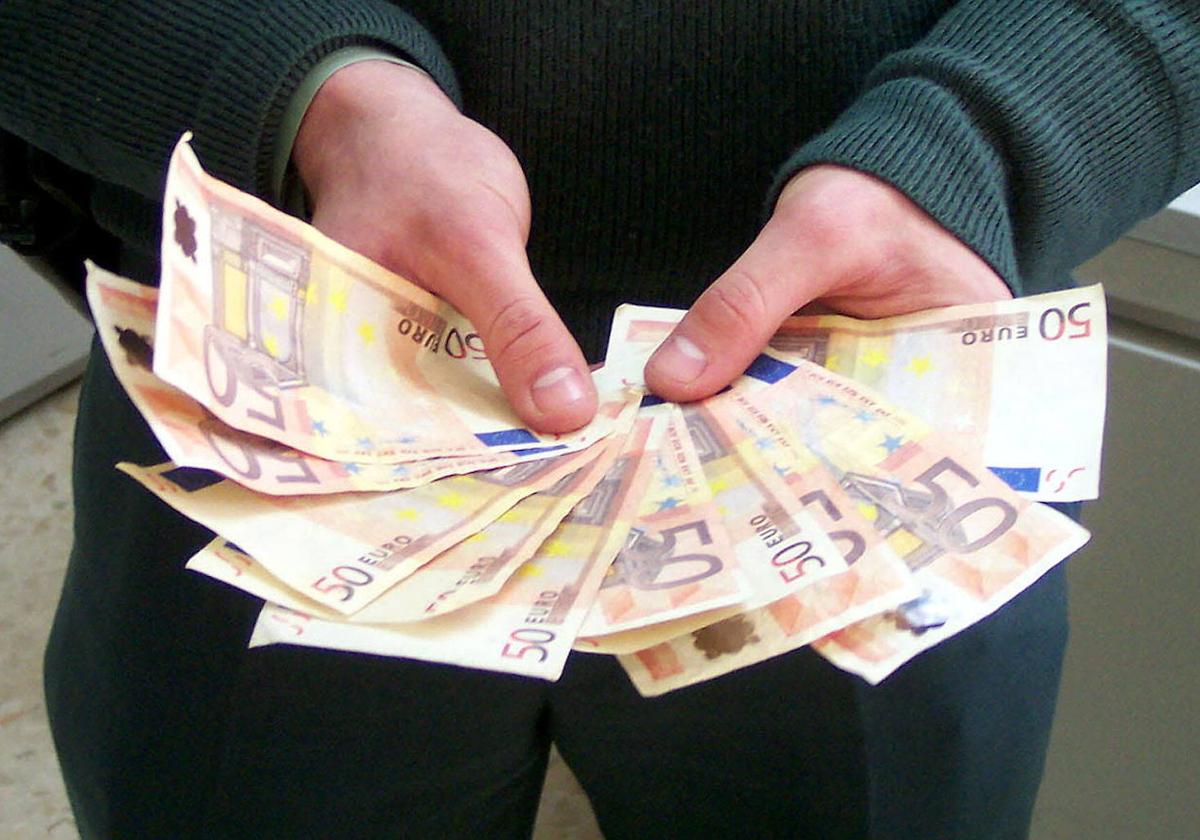 Multado por 'colocar' en Palencia billetes falsos que compró en Internet