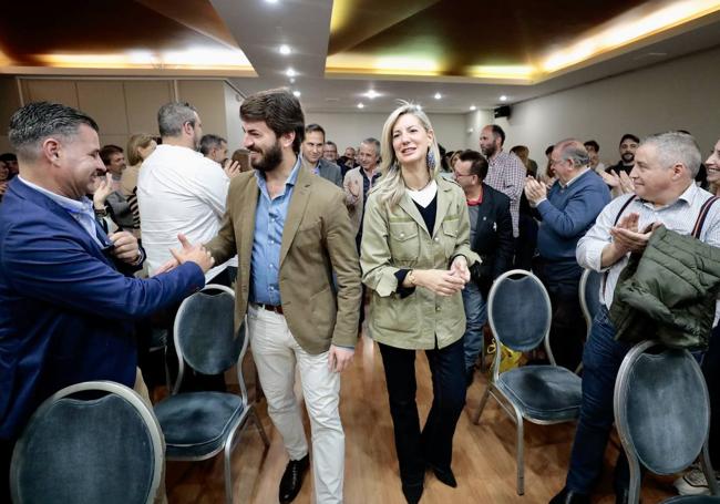 García-Gallardo e Irene Carvajal saludan a los asistentes al acto con el que Vox culminó la campaña en Valladolid.