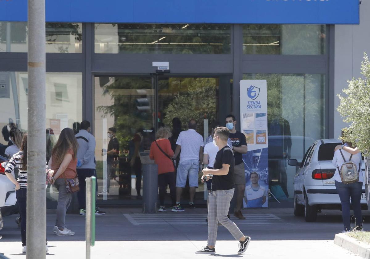 Entrada al establecimiento Decathlon de la avenida de Cuba.