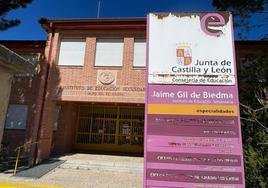 Entrada al instituto Jaime Gil de Biedma en Nava de la Asunción.