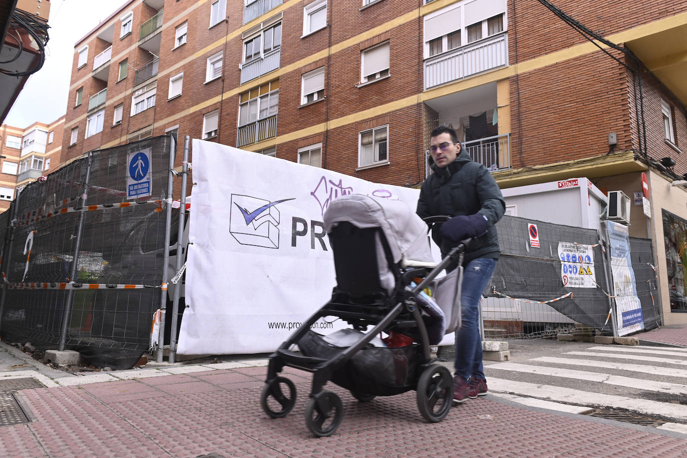 Un hombre impulsa un carrito de bebé por Valladolid en una imagen de archivo.