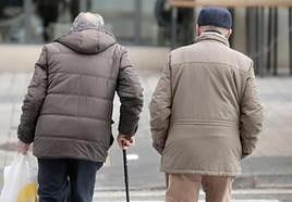 Dos pensionistas en una calle de Valladolid en una imagen de archivo.