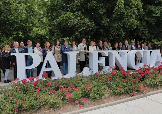 Cuca Gamarra posa con los candidatos palentinos del PP en el Salón, junto a las nuevas letras con el nombre de Palencia.
