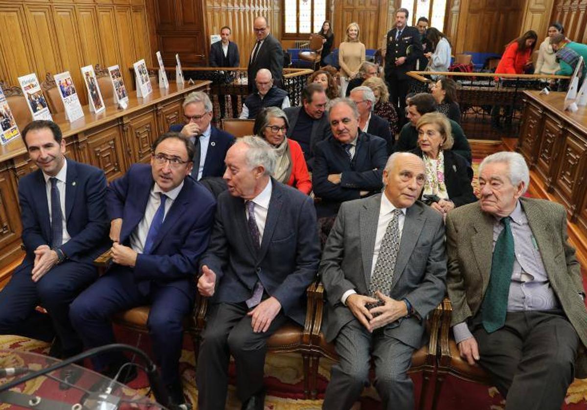 Mario Simón, Alfonso Polanco, Heliodoro Gallego, Marcelo de Manuel y Francisco Jambrina en el homenaje a los alcaldes en la víspera del Día de la Constitución.