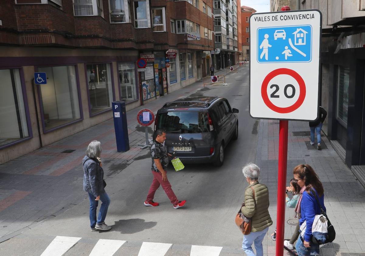 La calle Eduardo Dato con el nuevo pavimento de rodadura.