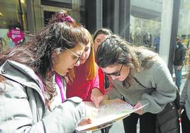 Un grupo de jóvenes turistas contempla un mapa de Palencia.