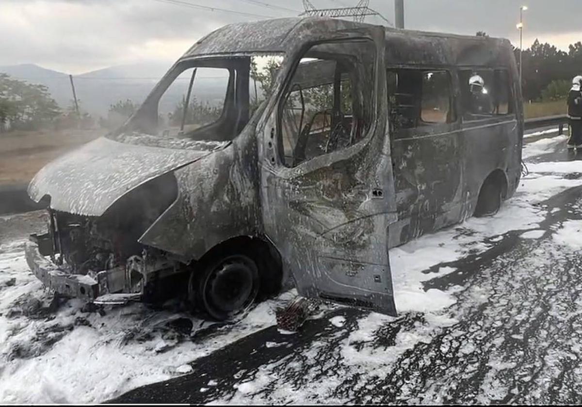 Los Bomberos de la Comunidad de Madrid sofocan el incendio que destruyó una ambulancia privada este viernes en la AP-6.