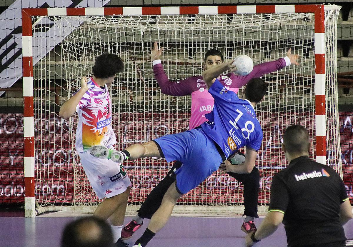 Álvaro Martínez dispara a portería frente al Ademar León.