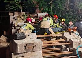 Los bomberos de Valladolid rescatan al joven atrapado entre las traviesas del tren, bajo el Arco de Ladrillo.