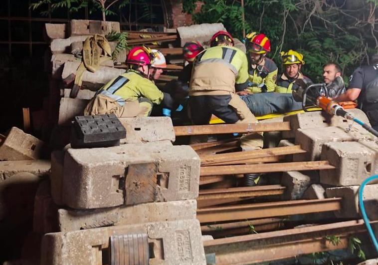 Los bomberos de Valladolid rescatan al joven atrapado entre las traviesas del tren, bajo el Arco de Ladrillo.