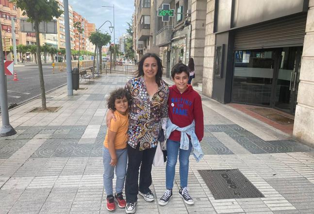 Miriam Andrés, candidata del PSOE, con sus hijos, camino del cine.