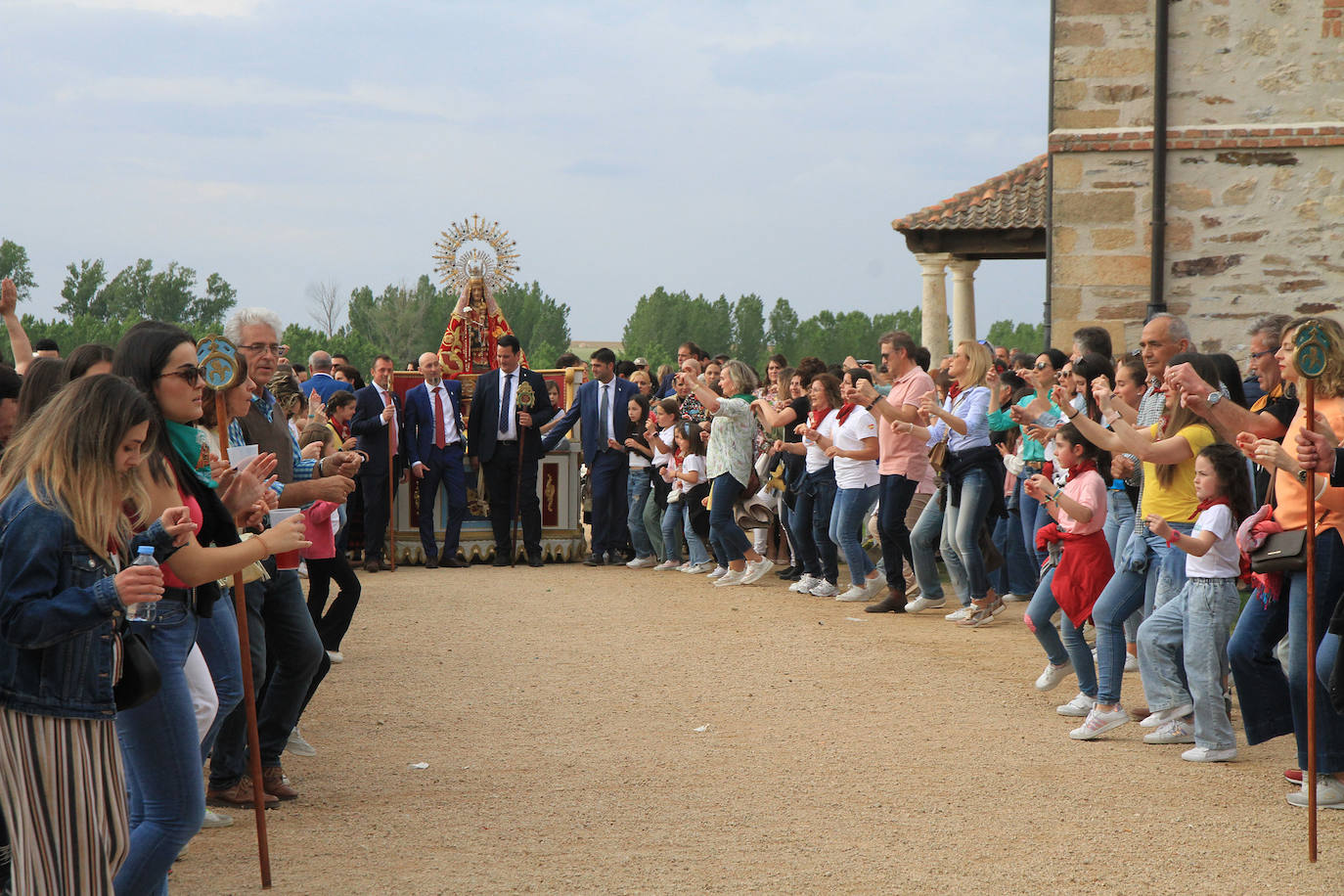 Fervor por la Virgen del Bustar