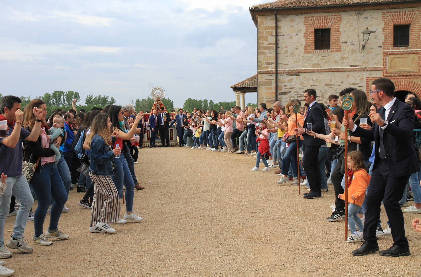 Fervor por la Virgen del Bustar