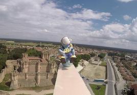 La figura de un astronauta sobrevuela el castillo de Coca, en una imagen grabada durante el ascenso del globo sonda.