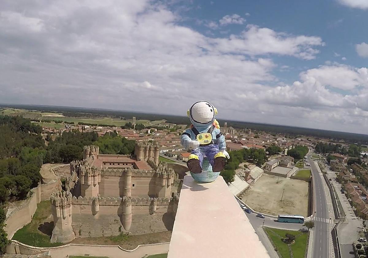 La figura de un astronauta sobrevuela el castillo de Coca, en una imagen grabada durante el ascenso del globo sonda.