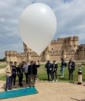 Imagen secundaria 2 - Arriba, el astronauta en la estratosfera; abajo, alumnos y profesores en momentos previos al despegue del globo sonda.