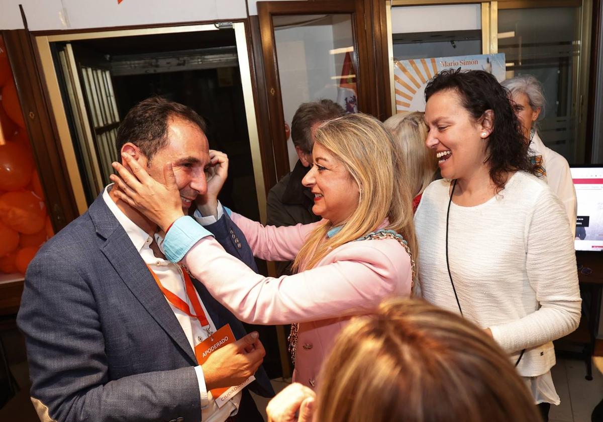 La concejal de Ciudadanos Carolina Gómez consuela al alcalde, Mario Simón, tras la derrota electoral.