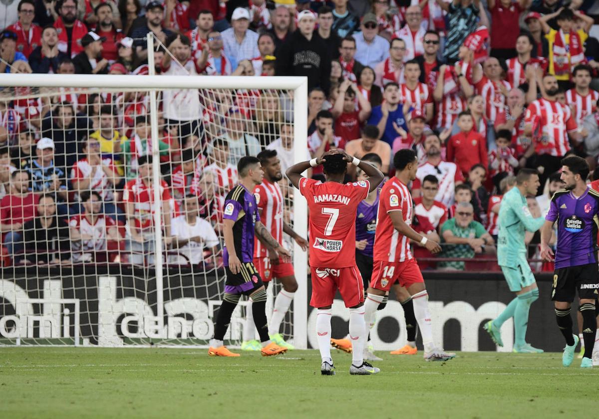 Los jugadores del Almería se lamentan por una acción en la portería del Valladolid.