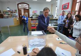 Carlos García Carbayo, votando.